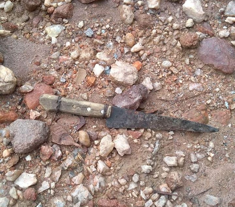 Faca que teria sido utilizada no crime foi apreendida — Foto: PM/Divulgação