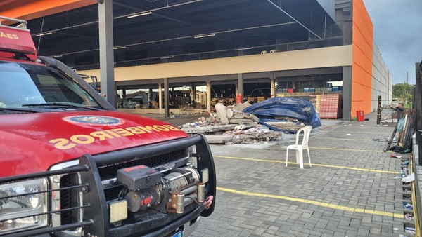 Na manhã deste sábado (23), caixa d'água que caiu no desabamento foi retirada do supermercado — Foto: Vanessa Rumor/RPC