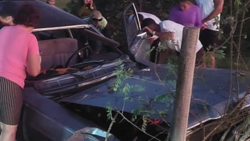 Motorista perdeu o controle do veículo e bateu em árvore, e matou pai, mãe e filha em Nova Venécia, Espírito Santo — Foto: Reprodução/TV Gazeta