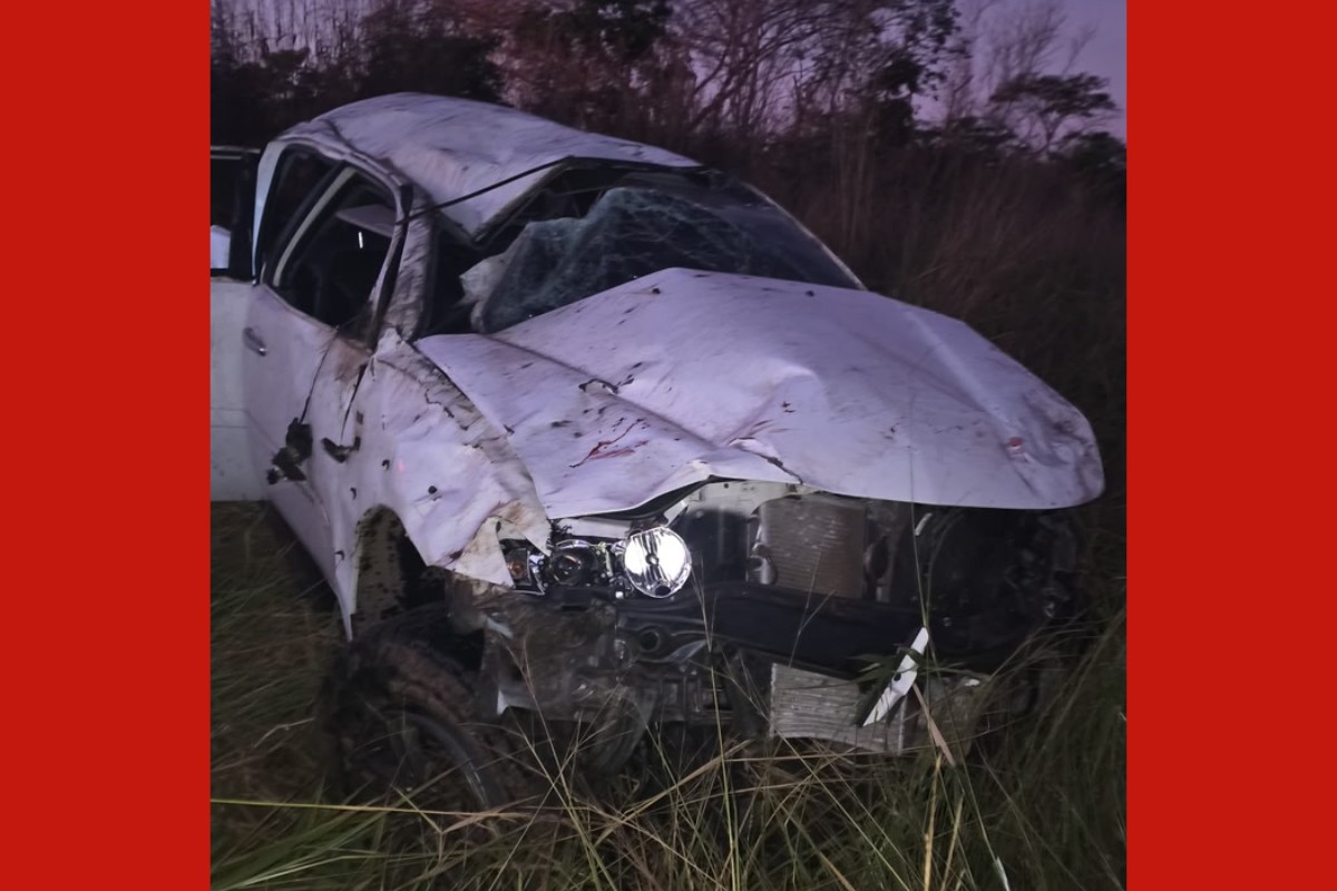 Caminhonete sai da pista, capota e deixa um morto na BR-070 