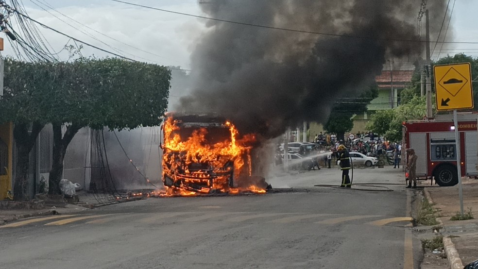 Ônibus pegou fogo e as chamas atingiram a rede de energia, segundo a Semob — Foto: Wilson Ribeiro/TV Centro América