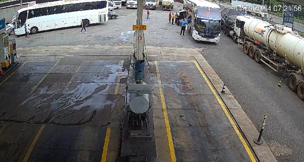 Câmera flagra momento em que ônibus invade posto e atinge caminhão em Limeira — Foto: Reprodução/Circuito de segurança