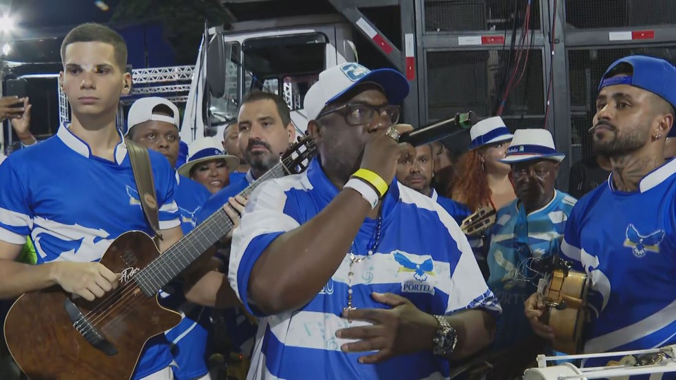 Gilsinho cantou música em homenagem à Glória Maria em ensaio técnico na Sapucaí — Foto: Reprodução/ TV Globo