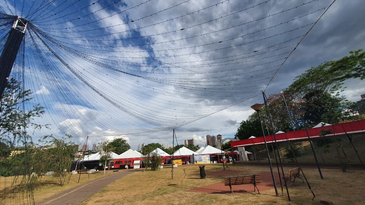 Praça do Centenário recebe Vila Natal com atrações musicais, praça de ...