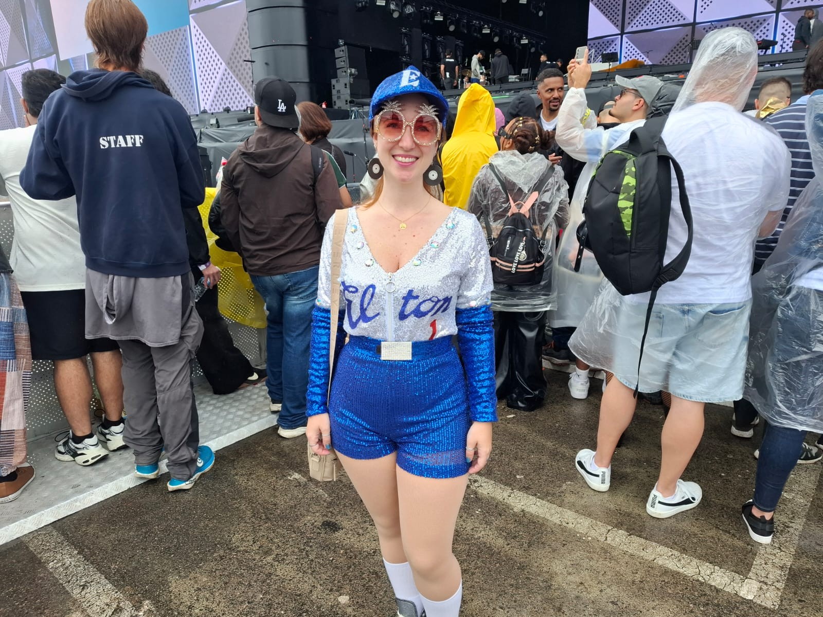 Fãs de Elton John vestem looks inspirados no cantor na Cidade do Rock