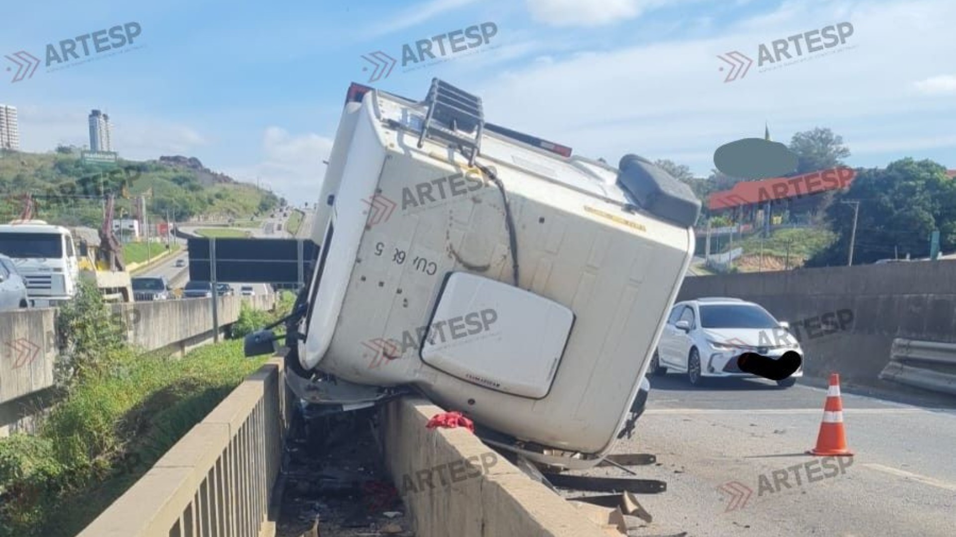 Vazamento de óleo interdita trecho da Rodovia Raposo Tavares após caminhão bater em barreira de proteção