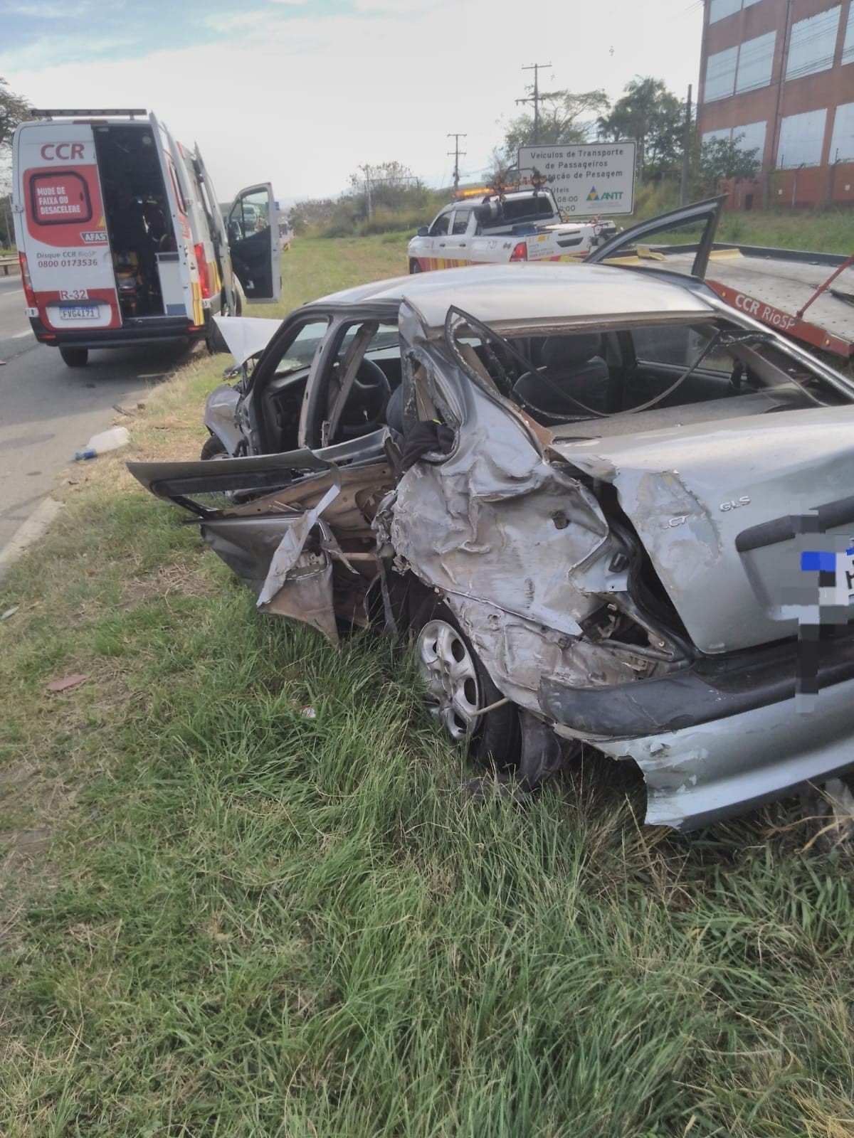 Acidente entre caminhão e carro deixa uma pessoa ferida na Via Dutra, em Resende