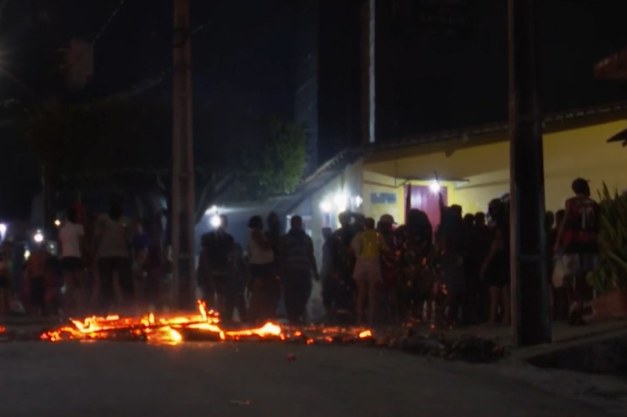 Moradores bloqueiam vias em protesto após jovem ser baleado, em João Pessoa