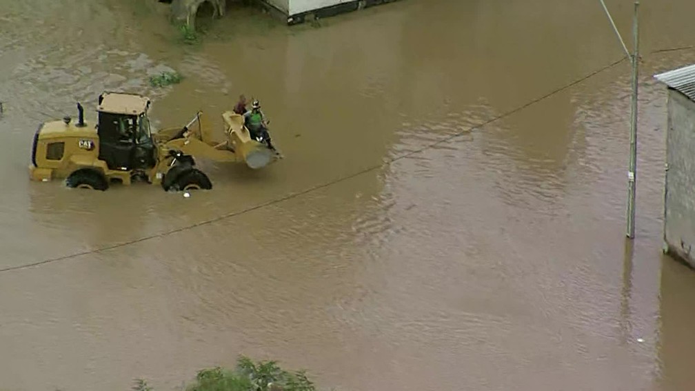 Em Jaboatão dos Guararapes, dois homens foram resgatados em uma retroescavadeira — Foto: Reprodução/TV Globo