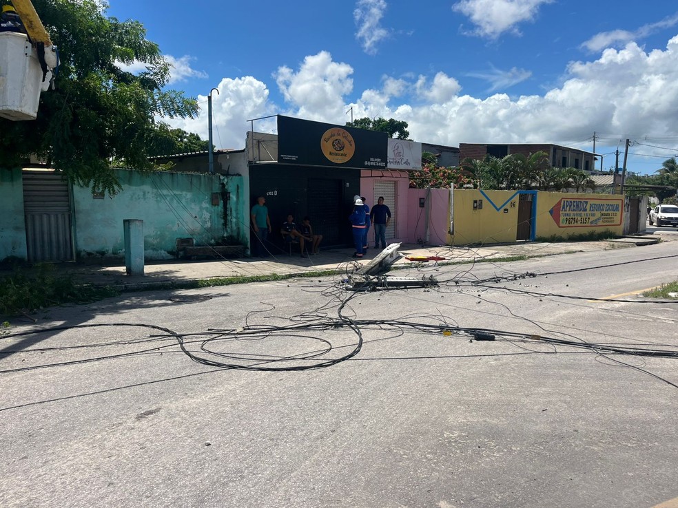 Poste caído no bairro Santa Tereza, em Parnamirim, na Grande Natal — Foto: Philipe Salvador/Inter TV Cabugi