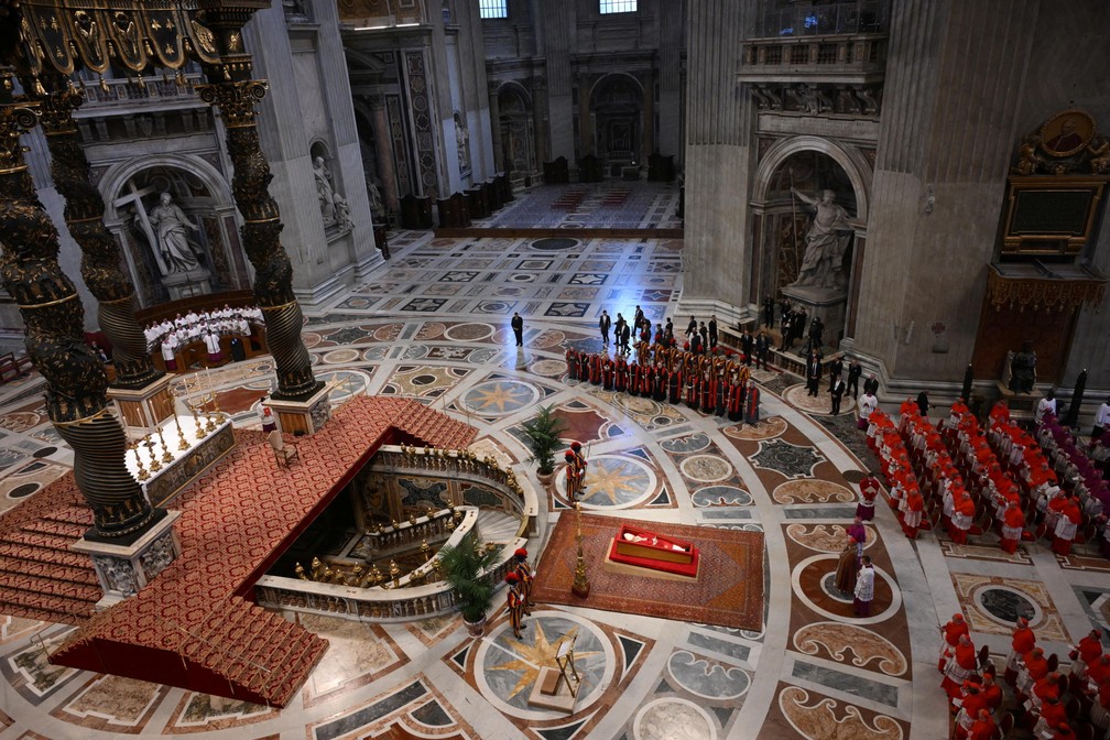 Corpo do Papa Francisco é velado na Basílica de São Pedro, no Vaticano — Foto: ALESSANDRO DI MEO/Pool via REUTERS