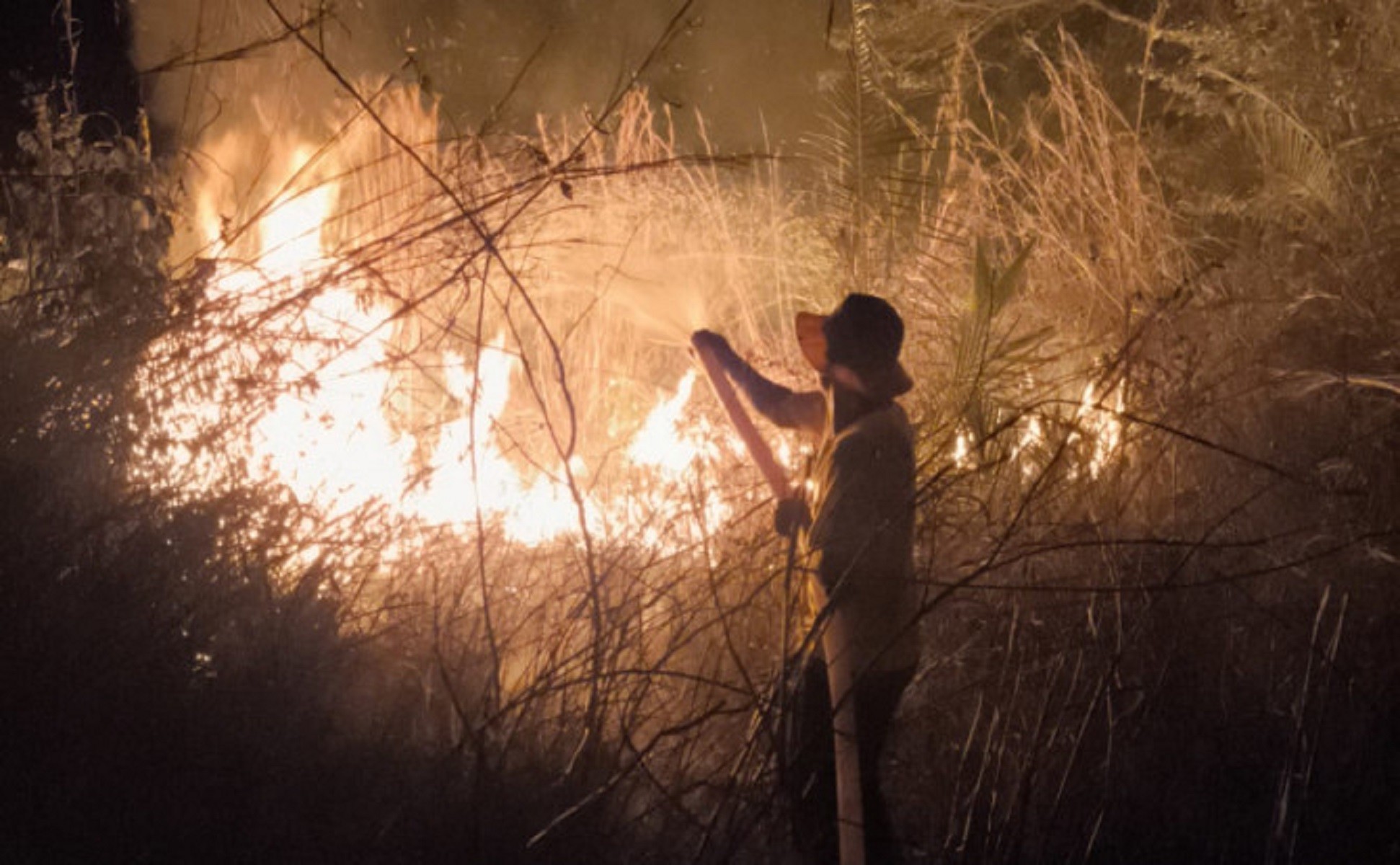 Homem é autuado em R$ 6 mil após causar incêndio criminoso e tentar atrapalhar combate às chamas, diz PM