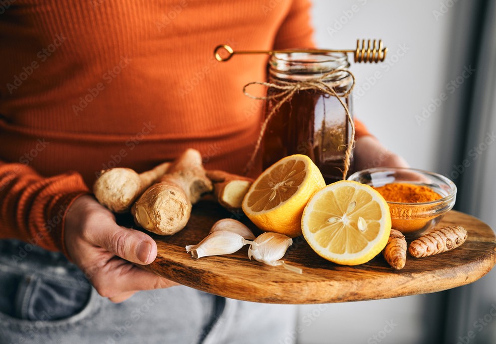 Própolis, mel, gengibre, limão e cúrcuma: o que a ciência diz sobre os benefícios desses alimentos — Foto: Adobe Stock