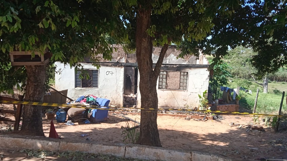 Incêndio em residência mata uma pessoa e deixa outra gravemente ferida, em Santo Expedito (SP) — Foto: Kawanny Barros/TV Fronteira