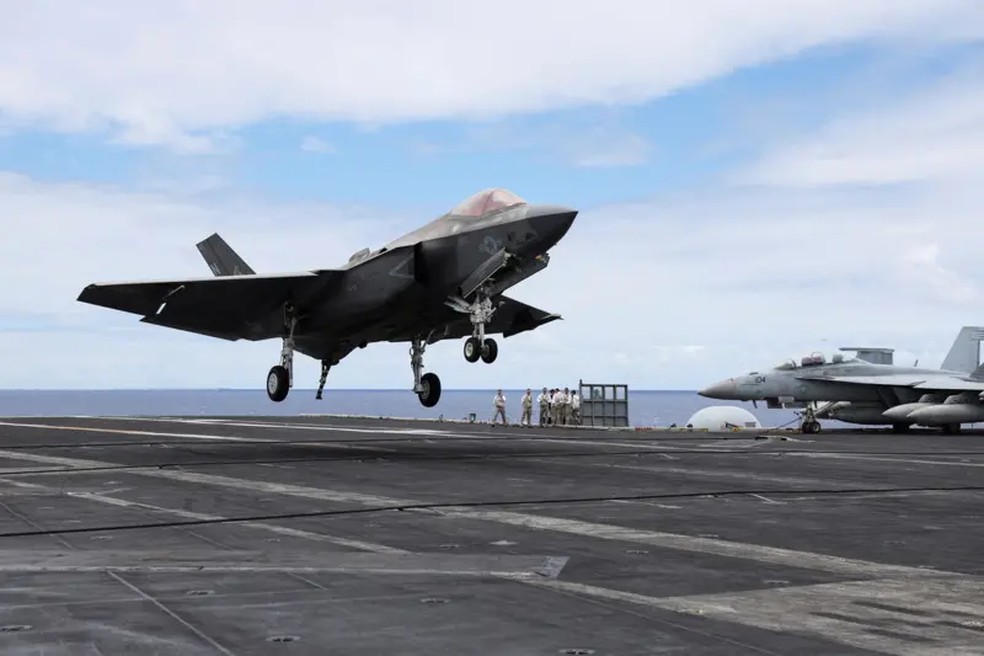 Um jato F-35 pousa na pista do porta-aviões USS Carl Vinson durante exercícios militares no Havaí, EUA — Foto: REUTERS