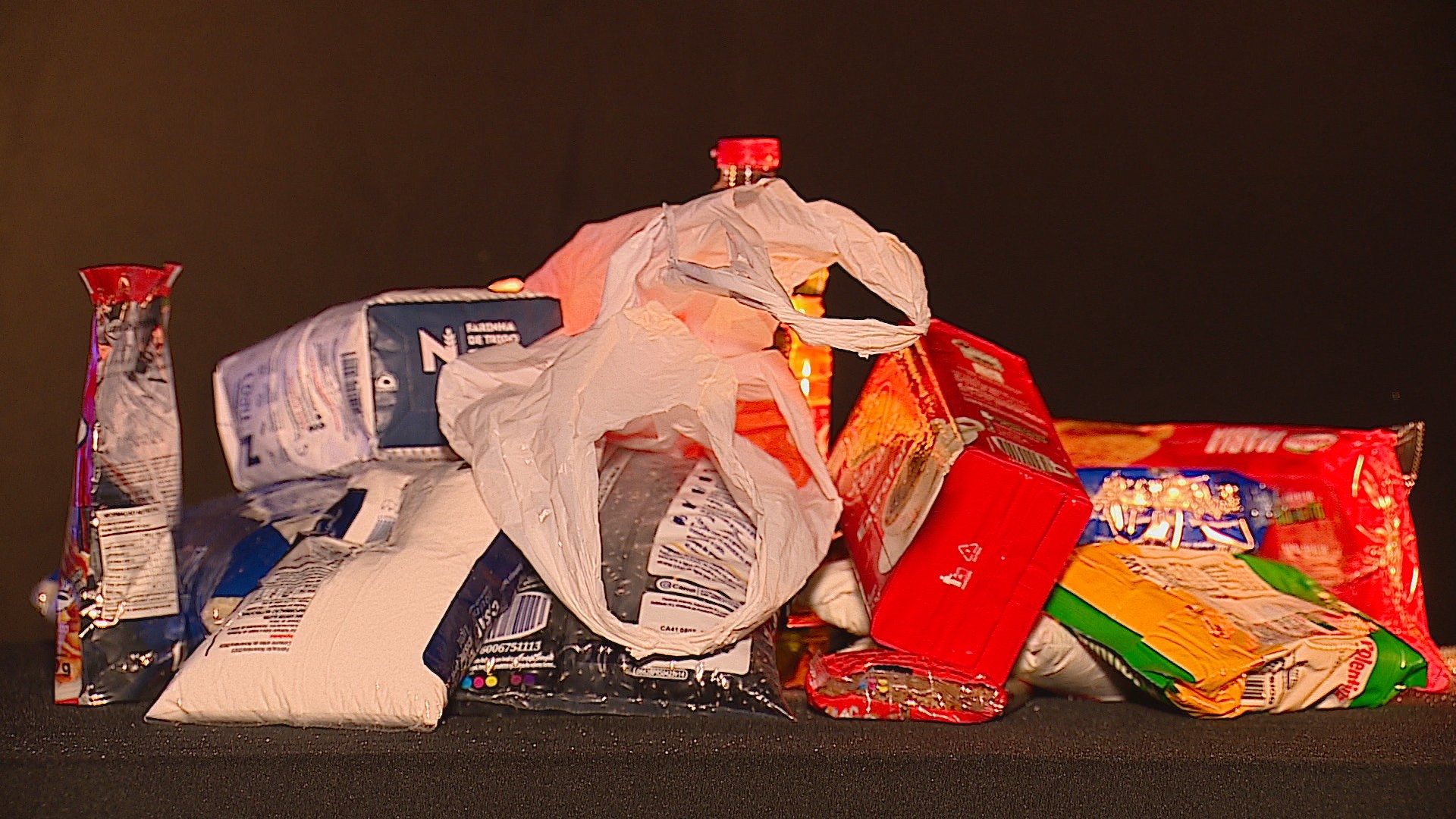 Com 1kg de açúcar a R$ 27, cestas básicas compradas pela prefeitura de Cachoeirinha para atingidos pela enchente têm sobrepreço