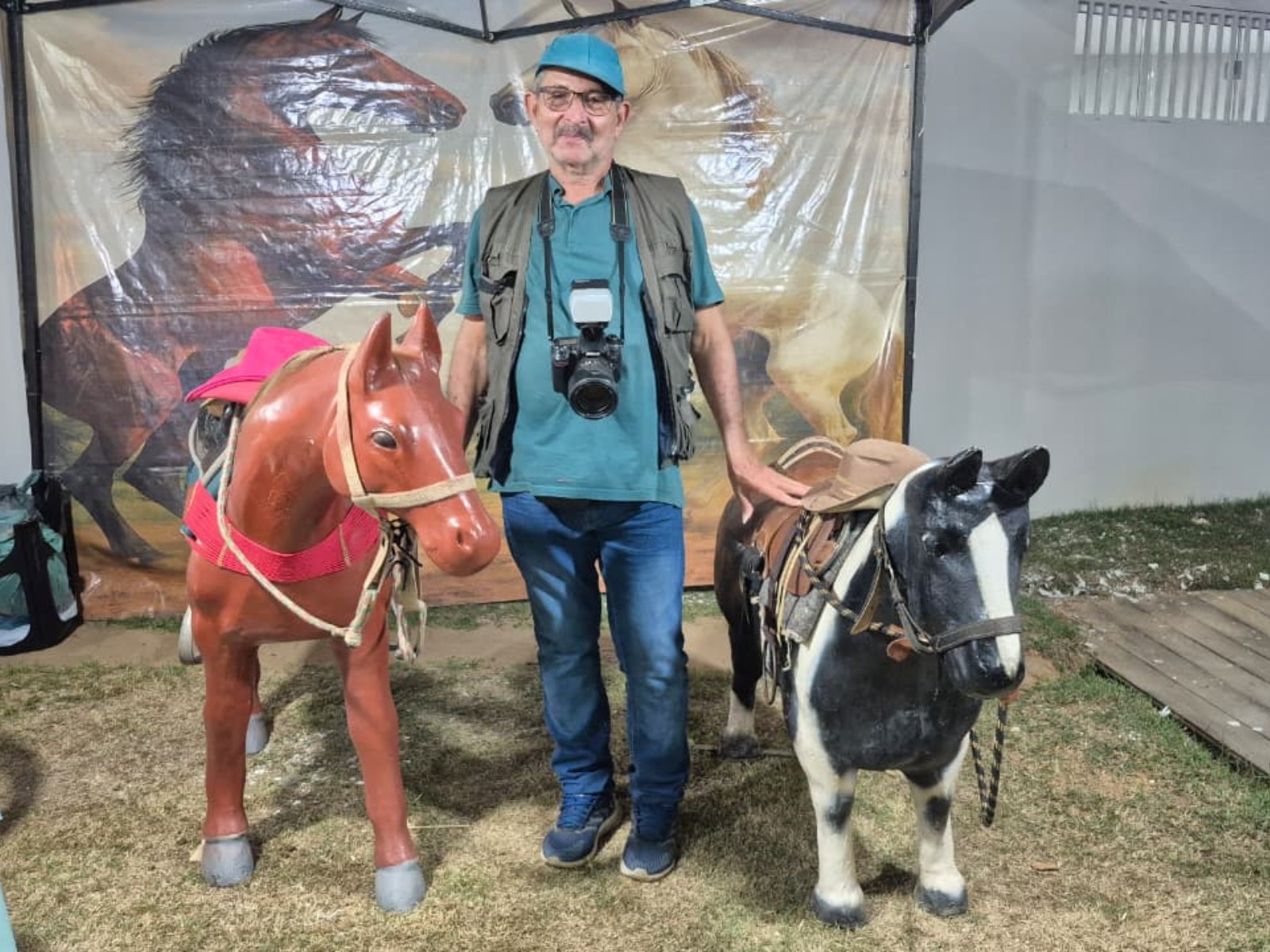 Fotógrafo mantém viva tradição de fotos em ‘cavalinhos’ há mais de 15 anos na Expoacre: 'Gratificante'
