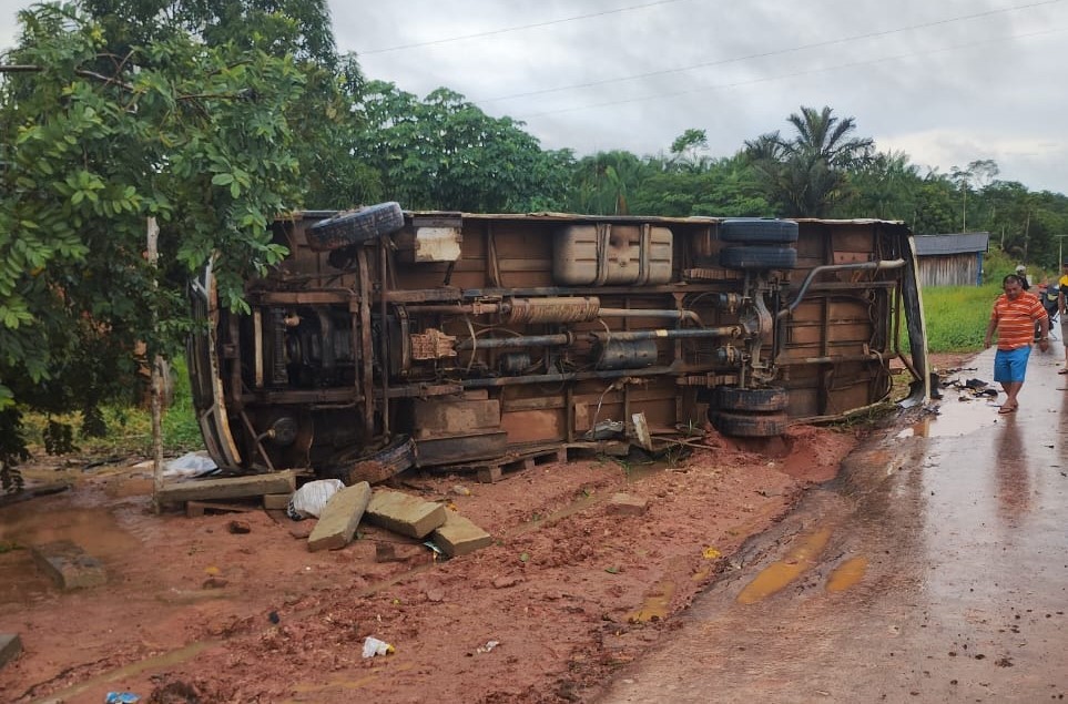 Ônibus tomba após colisão com moto e deixa quatro feridos no Amazonas