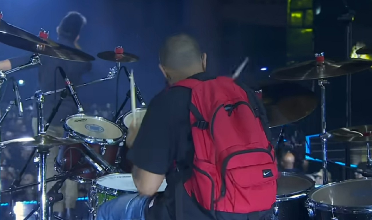 Vídeo de baterista de Henrique e Juliano tocando de mochila volta a chamar atenção nas redes após reação de cantora