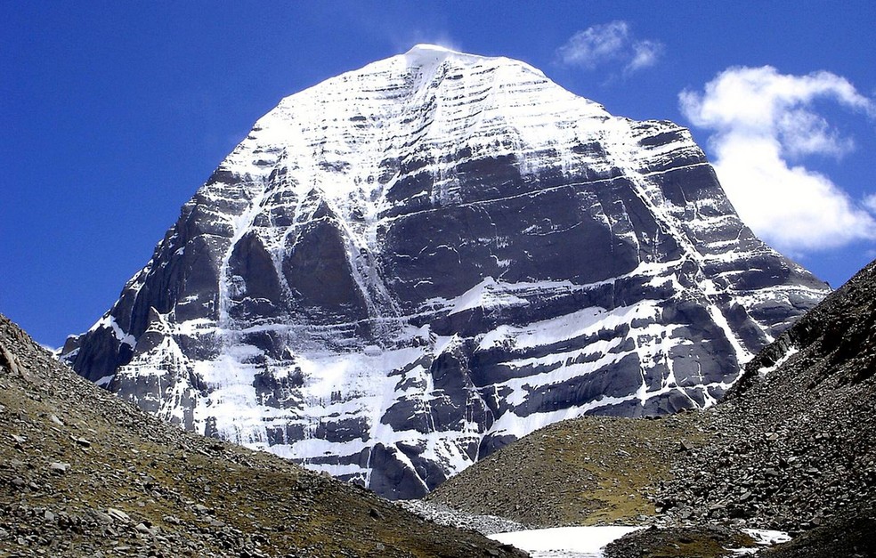 Situado a 6.718 metros acima do nível do mar, o monte Kailash, no Tibete, é um local sagrado para hindus, budistas e jainista — Foto: Wikimedia Commons