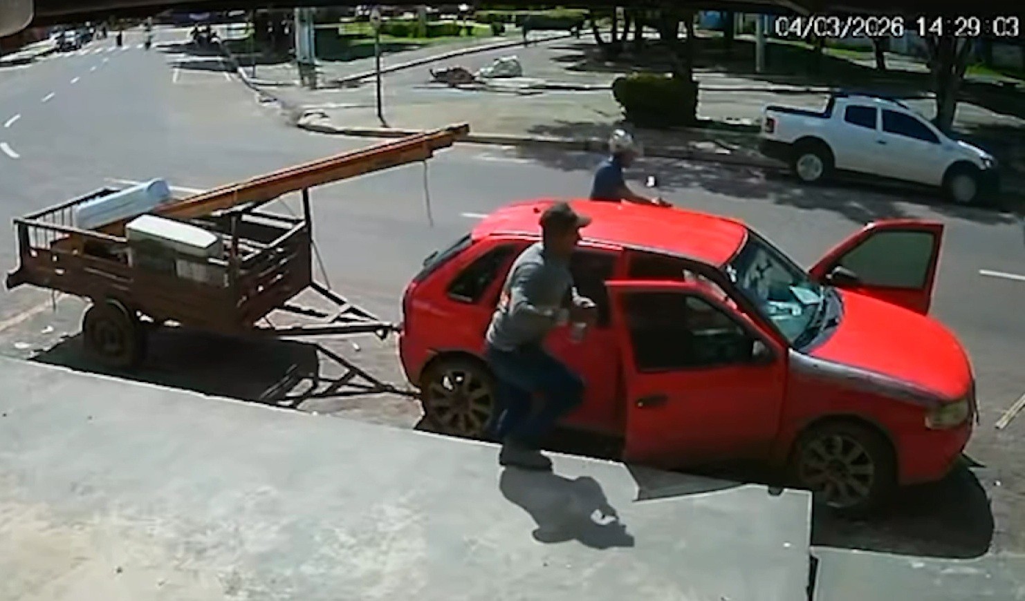 VÍDEO: Caminhão atropela homem e 'abre' porta de carro em 180° no Pará 