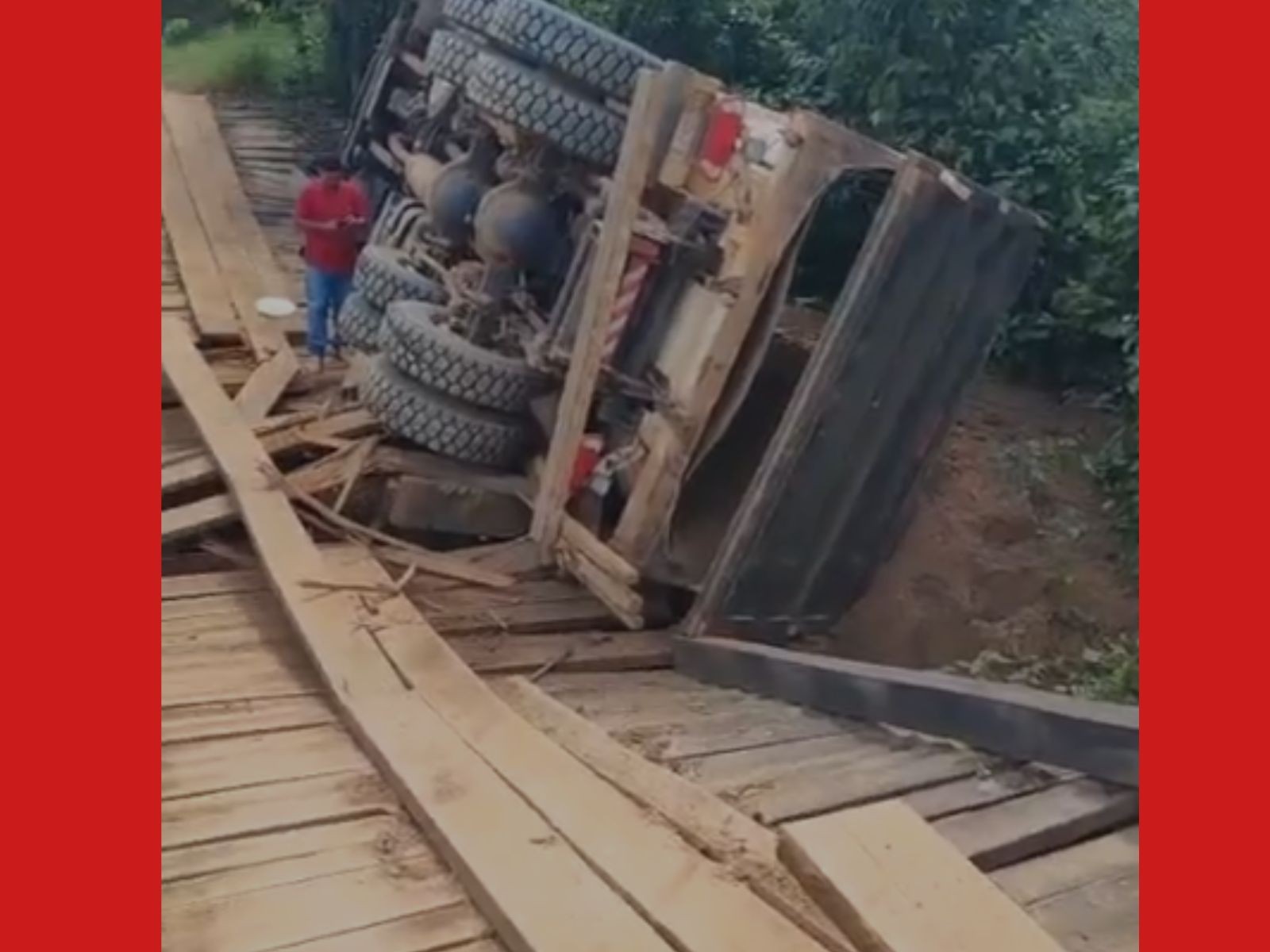 VÍDEO: Ponte de madeira quebra durante passagem de caminhão com carga de areia no Acre