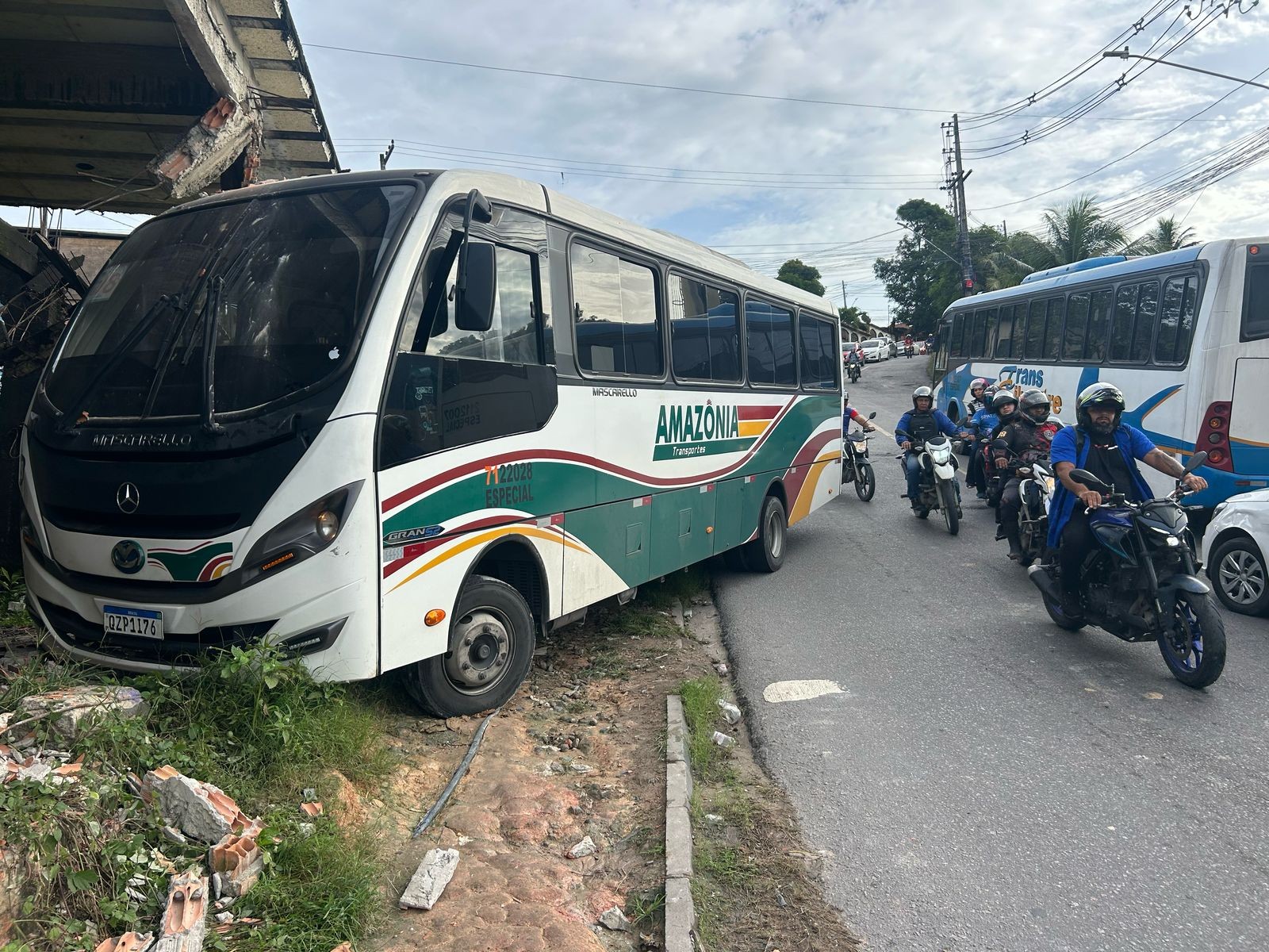 Em menos de 24 horas, mesmo imóvel é atingido duas vezes por veículos pesados na Zona Leste de Manaus; VÍDEO