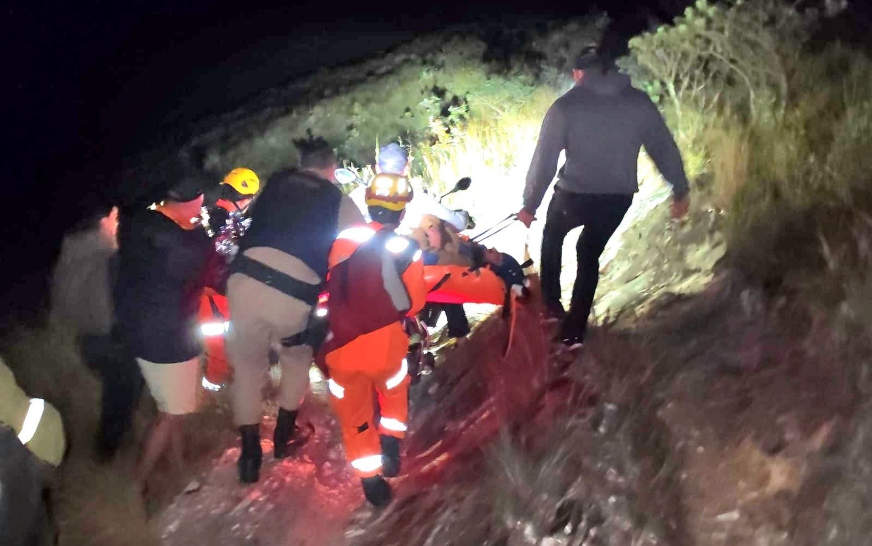 Turistas resgatados em serra de MG