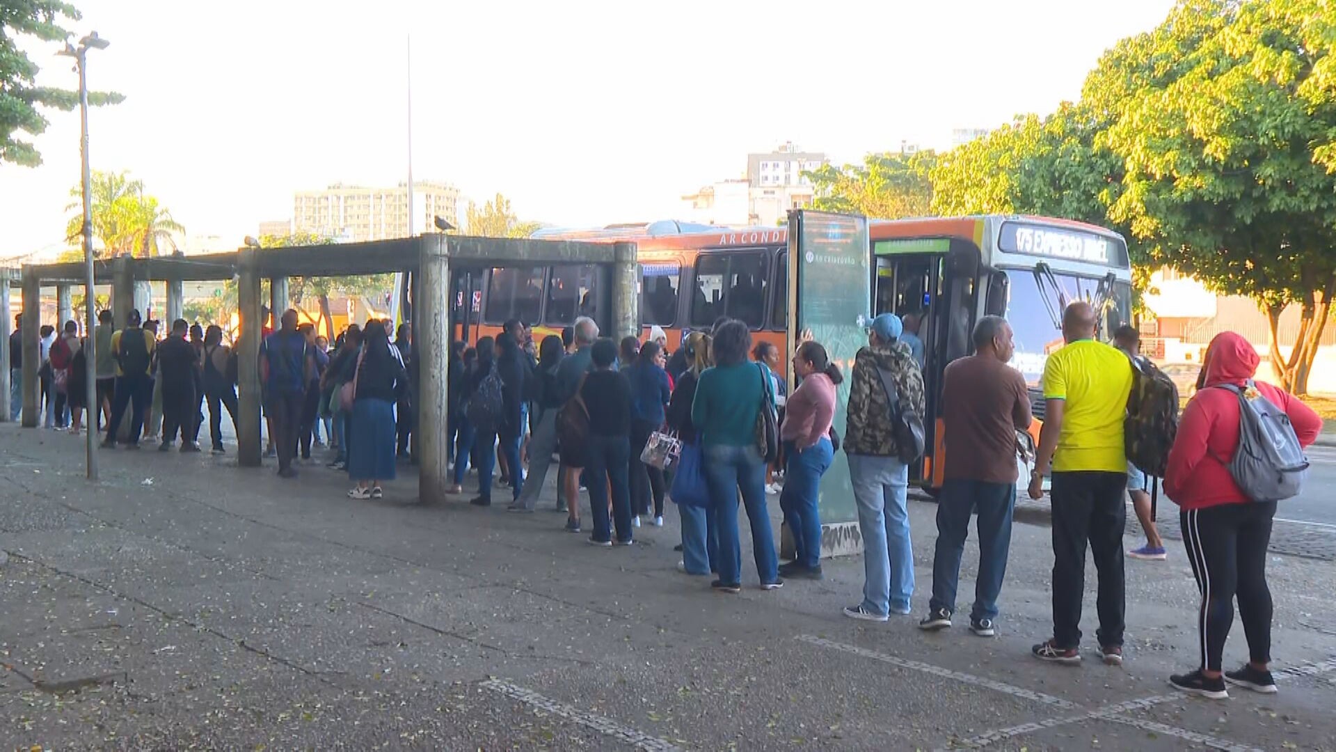 Greve dos rodoviários no Rio causa caos no transporte público