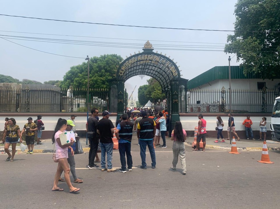 Cemitério São João Batista, em Manaus, durante o dia dos Finados. — Foto: Karla Mendes/Rede Amazônica
