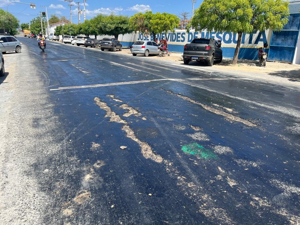 Calorão derrete até o asfalto em Santa Quitéria, no interior do Ceará — Foto: Thiago/Arquivo pessoal