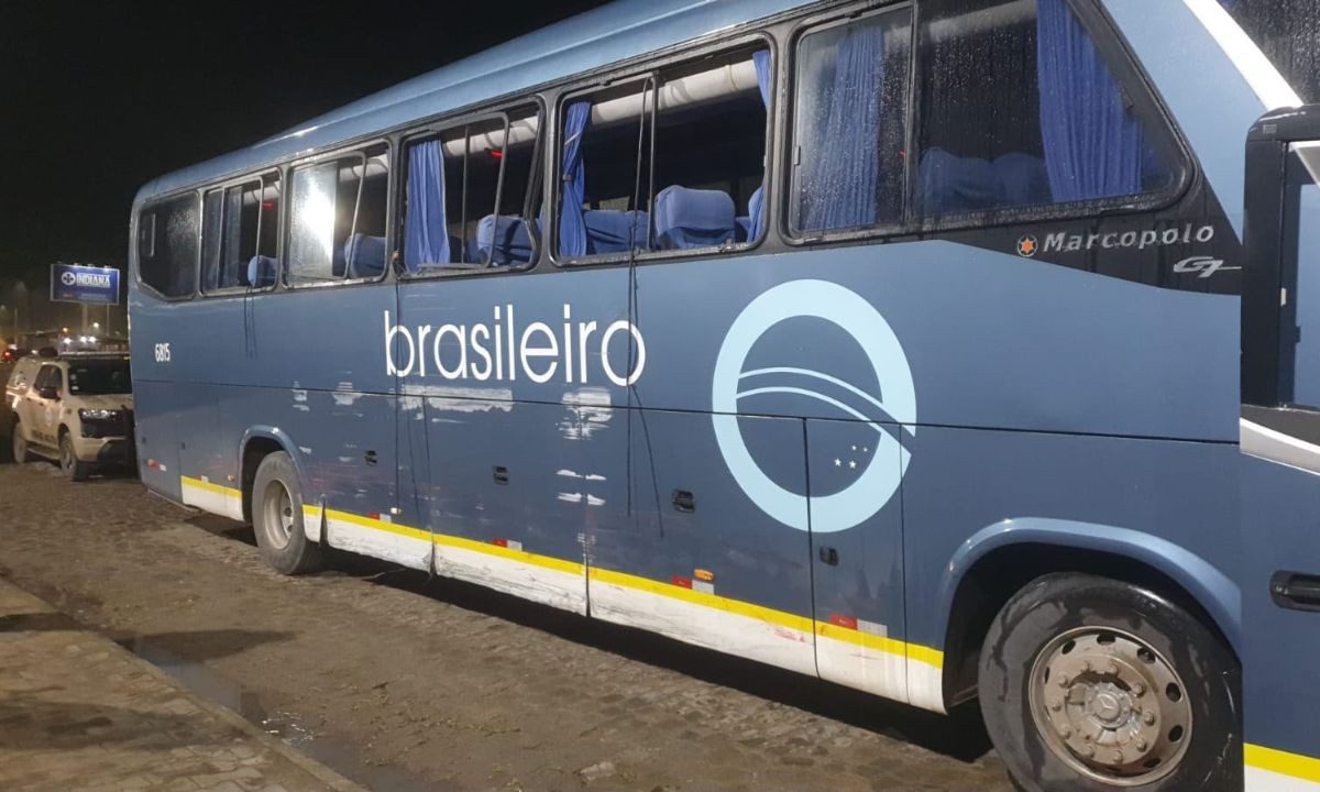 Homem furta ônibus, bate em poste e é preso minutos depois em cidade do extremo sul da Bahia