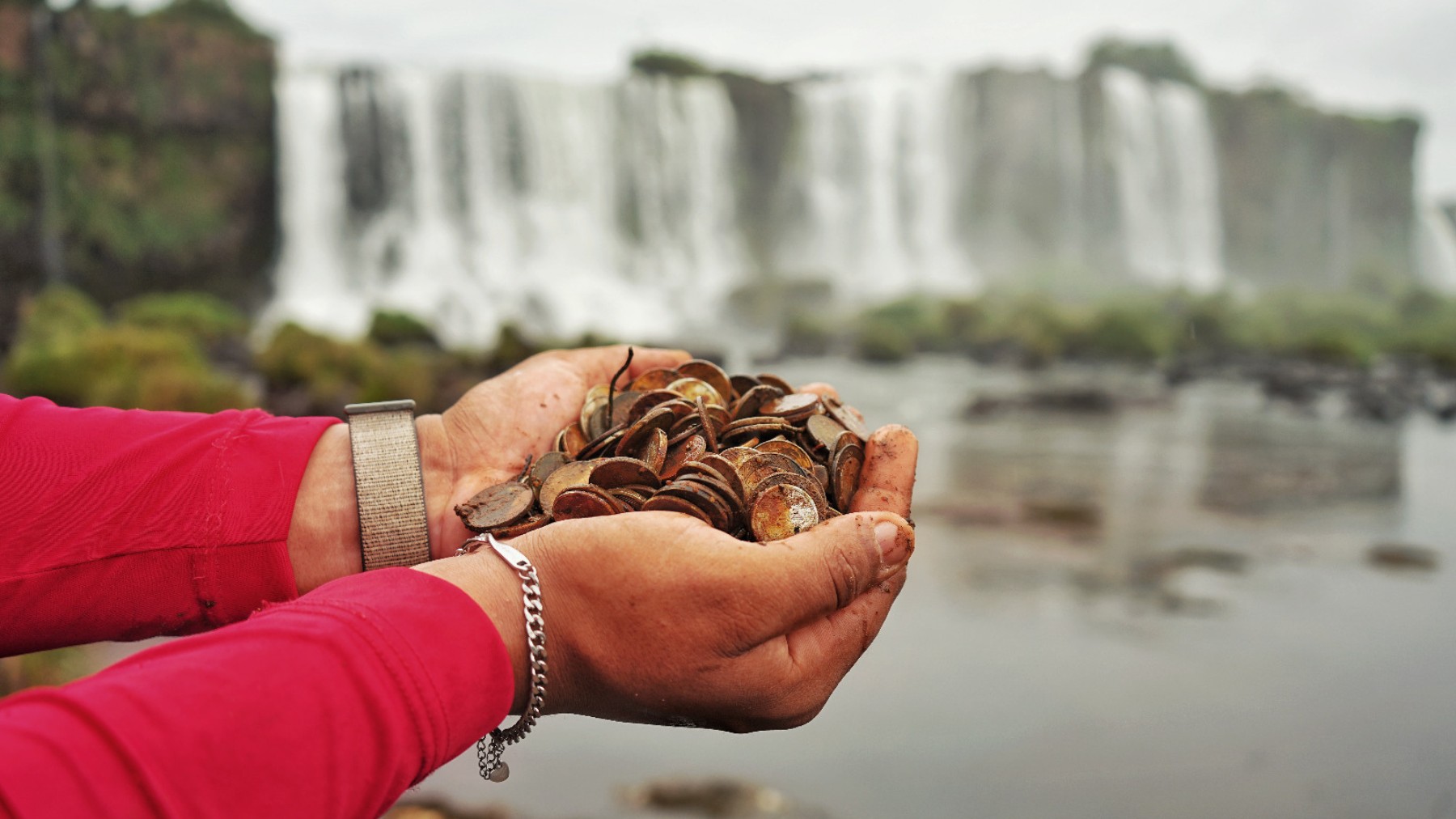 Tradição de jogar moedas e fazer desejos gerou quase 400 quilos de poluição nas Cataratas do Iguaçu