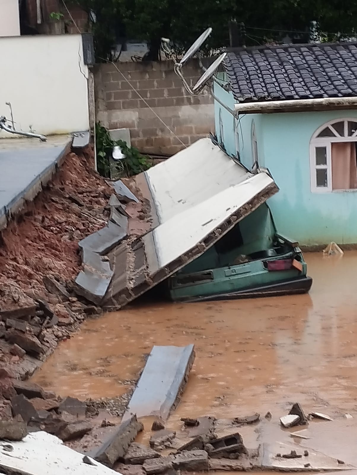 Chuva no ES: rua vira cachoeira, barreira cai em rodovia e vários alagamentos são registrados durante temporal