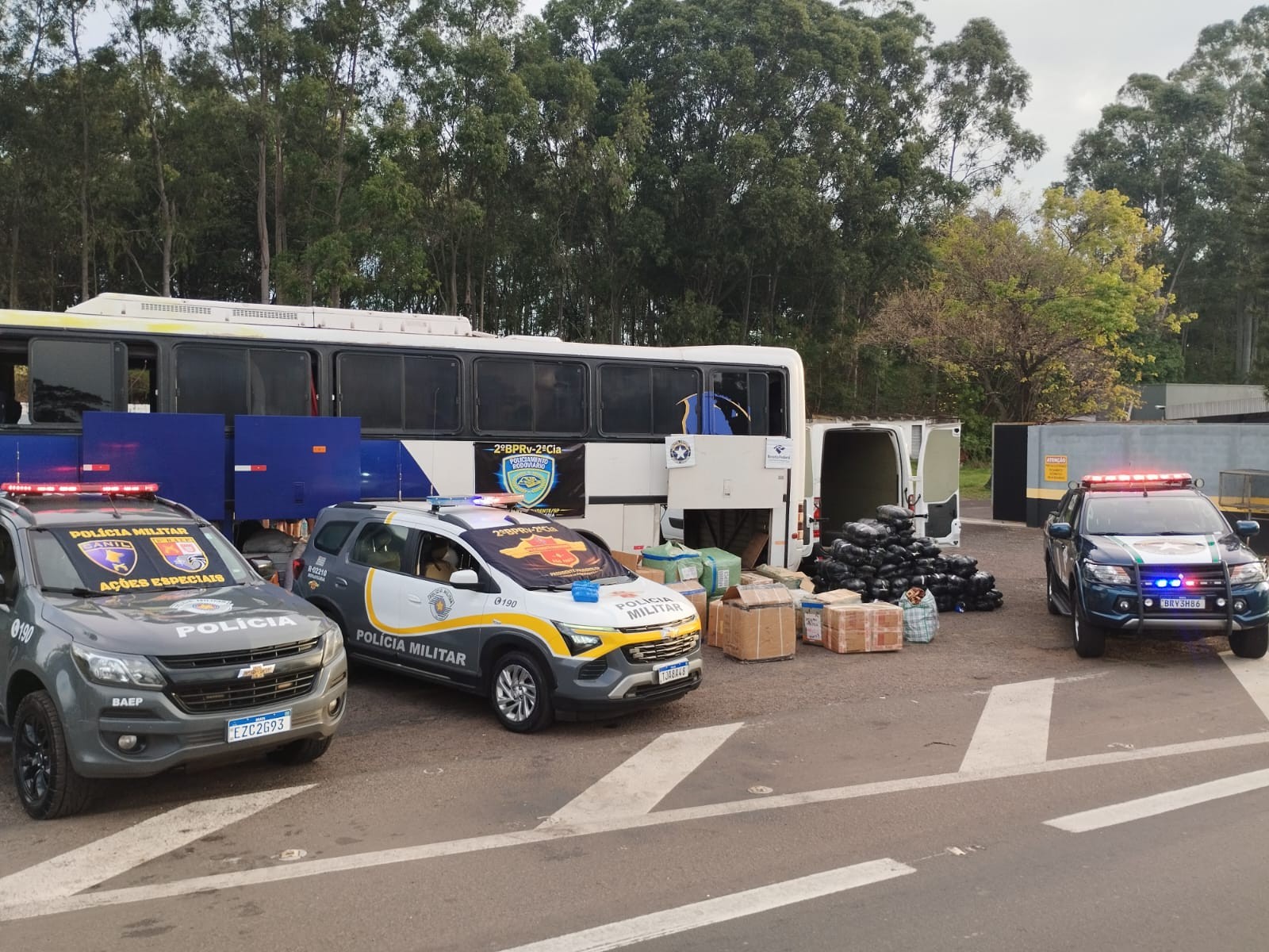 Mais de 30 mil produtos sem documentação fiscal são apreendidos com passageiros bolivianos em ônibus
