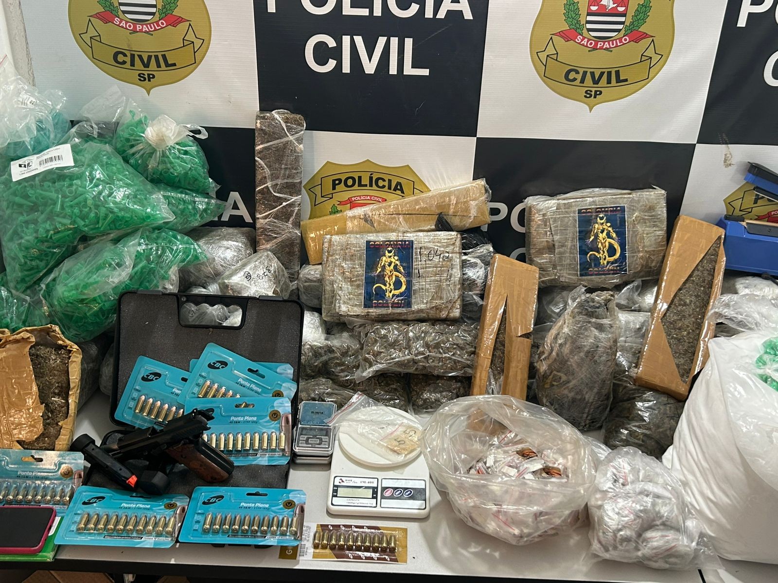 VÍDEO: jovem é preso com 51,3 quilos de drogas, arma e munições no interior de SP