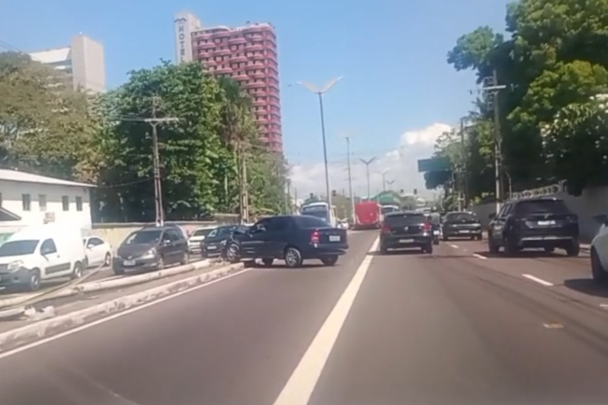Carro derruba poste em acidente de trânsito na Avenida Constantino Nery, em Manaus