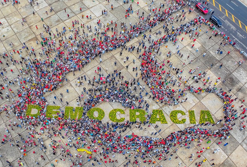 'Abraço da democracia': veja foto e vídeo de momento simbólico na Praça dos Três Poderes