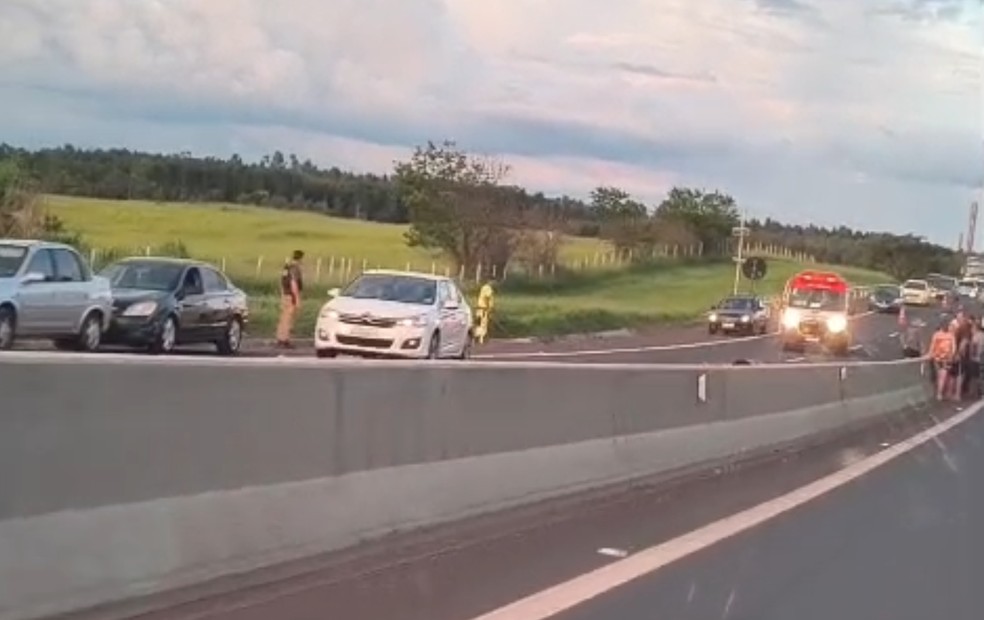 Pedestre atropelada é dada como morta, deixada na pista pelo Samu e reanimada por socorristas em Bauru (SP) — Foto: Conecta Bauru/Reprodução