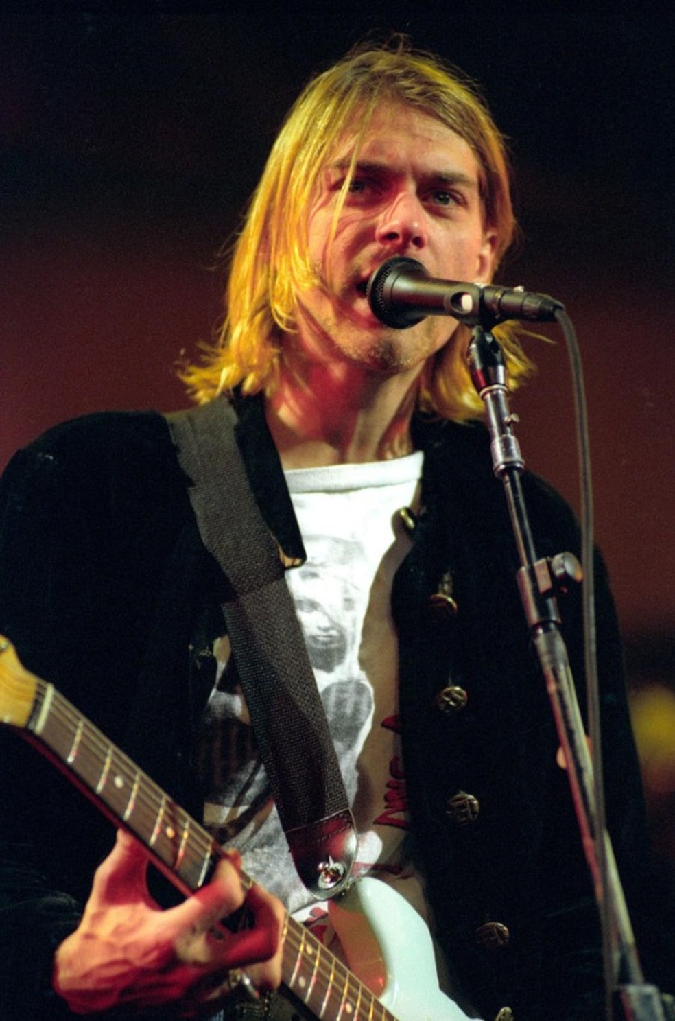 Kurt Cobain em 1993, durante show na MTV — Foto: Reprodução/IMDB