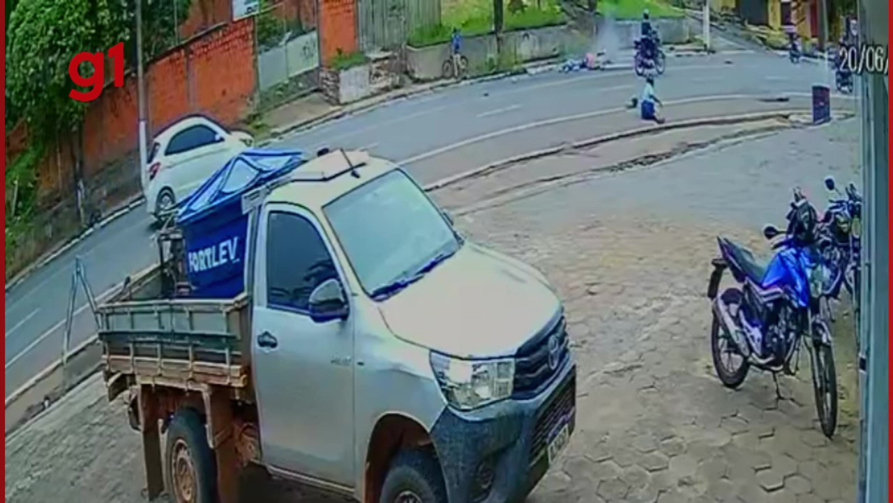 VÍDEO: motocicletas se engancham e quatro caem em avenida de Rio Branco; ferimentos foram leves