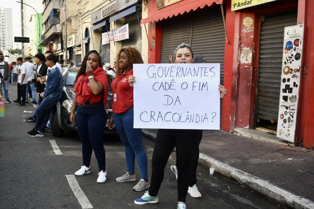 Moradores e comerciantes da região central de São Paulo realizam um ato na Rua Santa Efigênia pedindo por políticas públicas de resolução para a Cracolândia — Foto: ROBERTO CASIMIRO/FOTOARENA/ESTADÃO CONTEÚDO