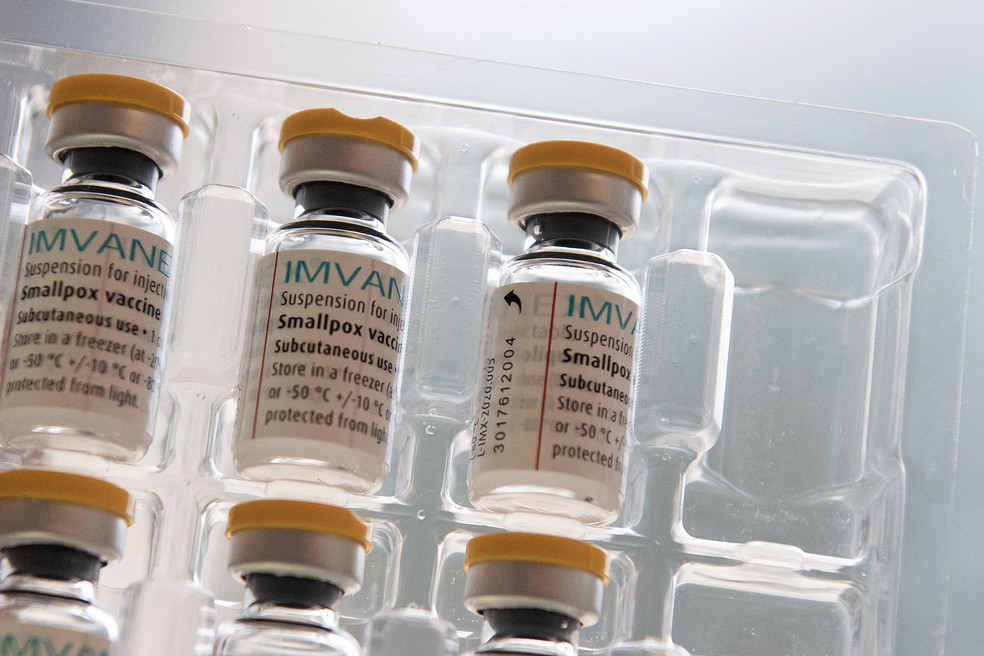 Frascos da vacina Jynneos, fabricada pela Bavarian Nordic e usada no Brasil para a imunização contra a mpox. — Foto: Alain Jocard/Pool via REUTERS