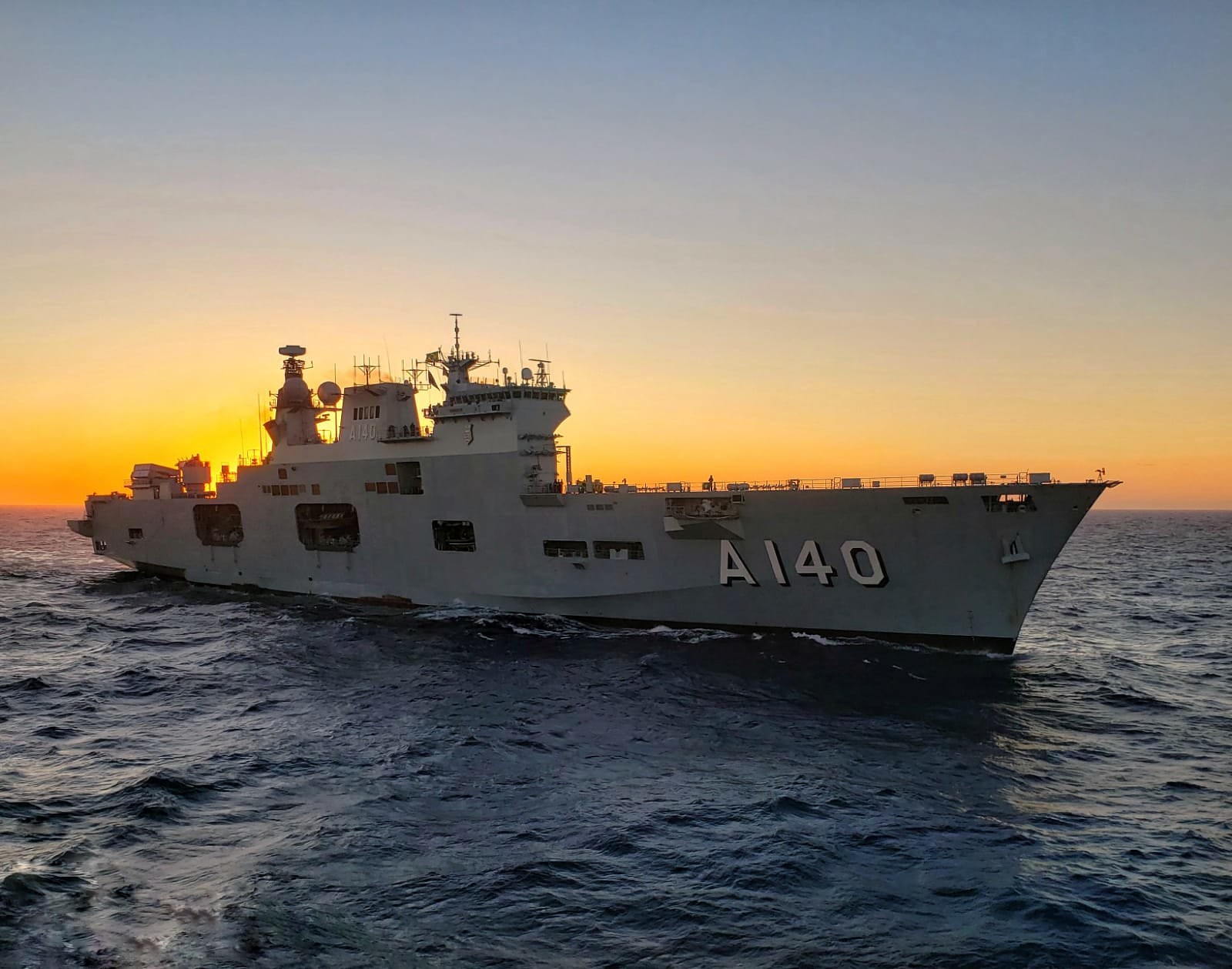 Conheça por dentro o maior navio de guerra da América Latina, que chega neste sábado para ação humanitária no RS; VÍDEO