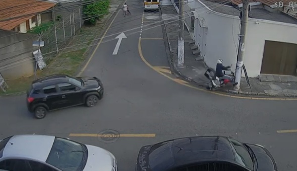 VÍDEO: Motociclista fica ferido após bater em carro e poste em Volta Redonda
