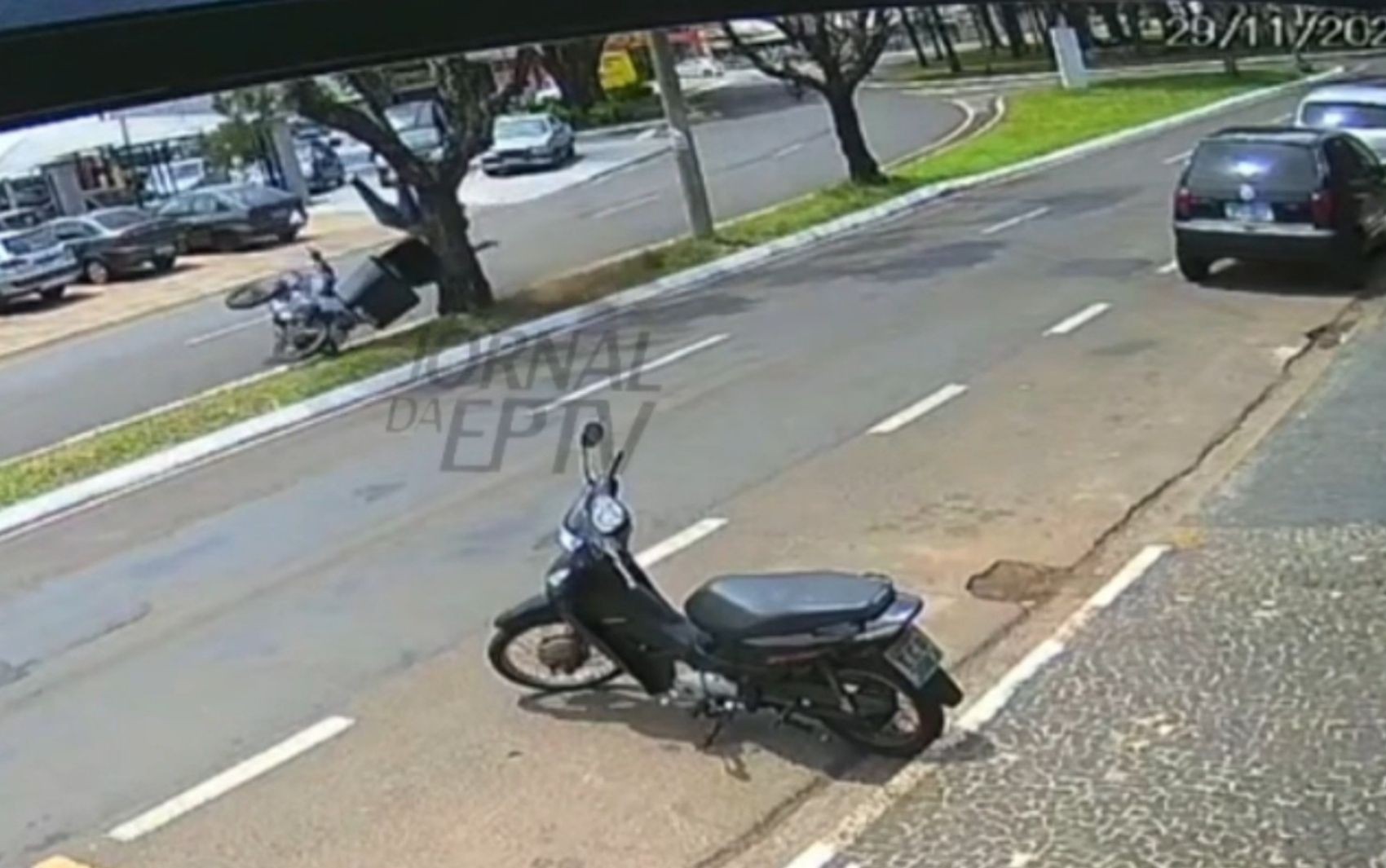 Motociclista bate em árvore, gira no ar e cai sobre avenida em Franca, SP; VÍDEO