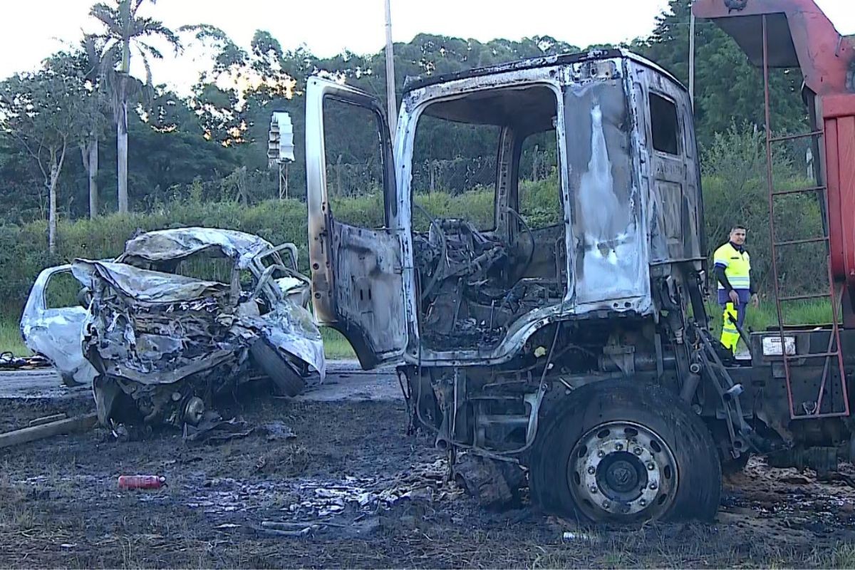 Polícia investiga acidente em Tremembé que deixou três mortos carbonizados na Floriano Rodrigues Pinheiro
