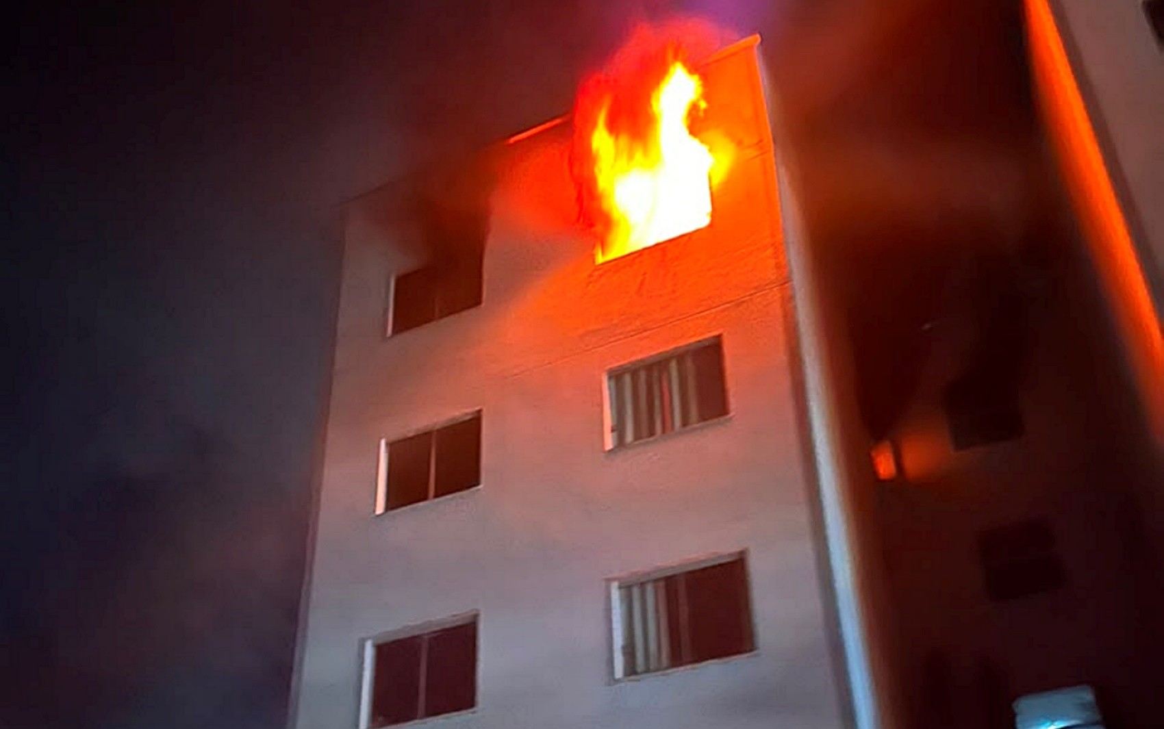 Prédio é evacuado após incêndio em apartamento em Varginha