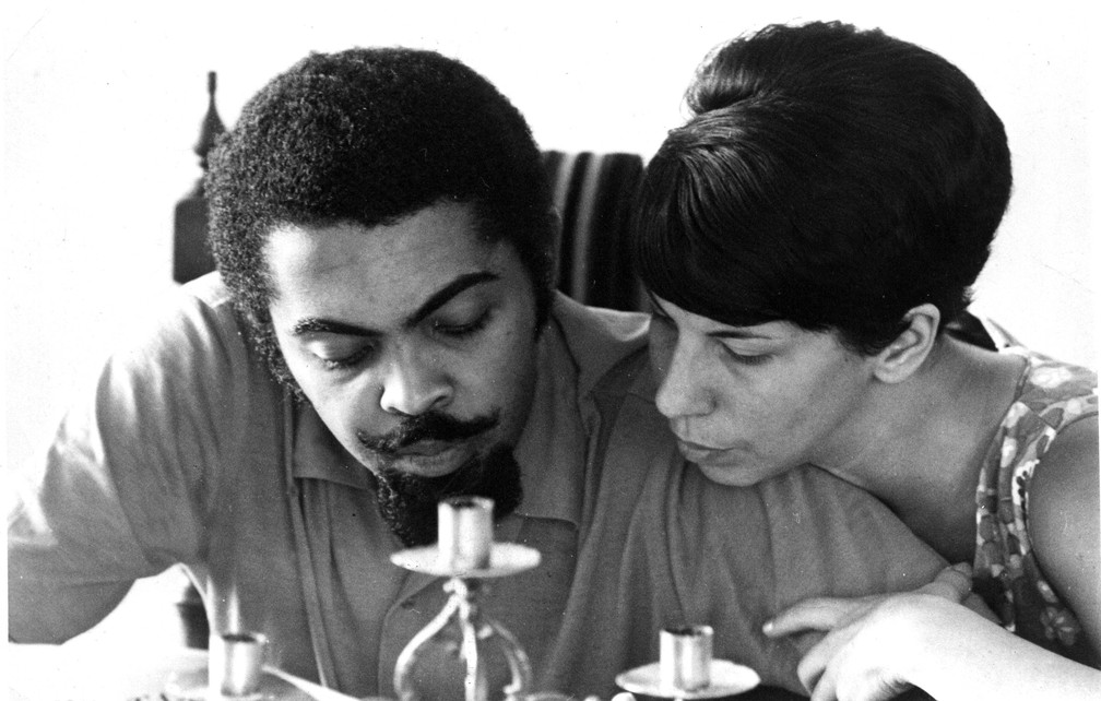 O músico Gilberto Gil, junto de Nana Caymmi, durante entrevista em 1968 — Foto: Estadão Conteúdo
