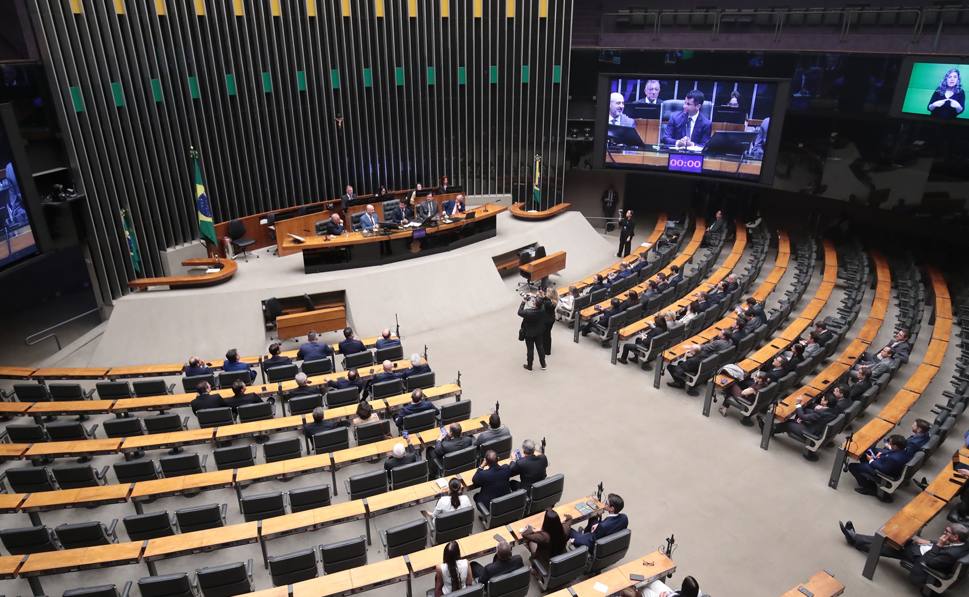 Câmara dos Deputados Abre Concurso com Salários de Até R$ 32 Mil